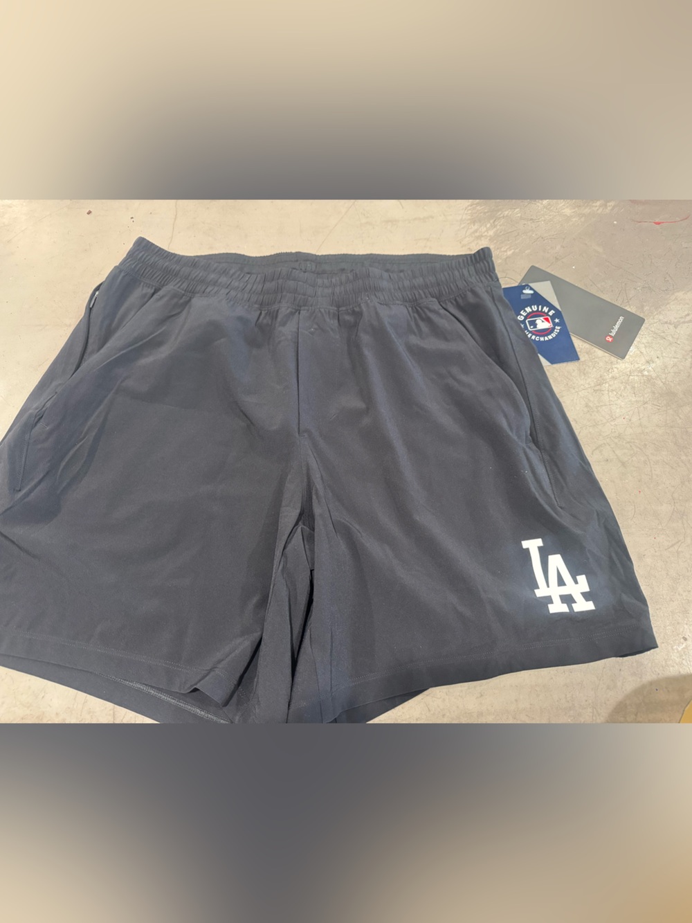 lululemon X Dodger collab! Black Men’s Athletic Shorts w/White Logo(+ pockets!!)